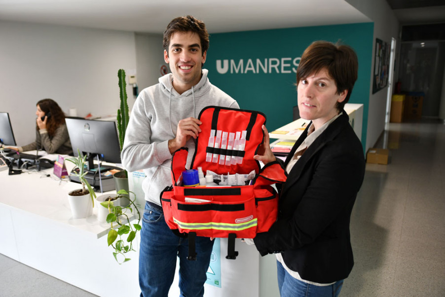 Entrega de la motxilla de primers auxilis als Penjats del Campus