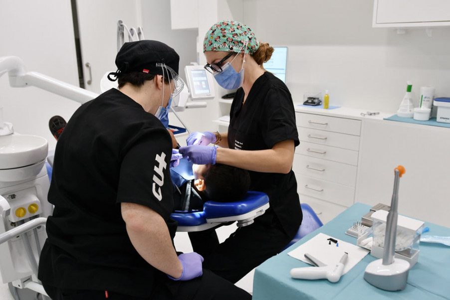 Un pacient d'Invulnerables a la Clínica Odontològica Universitària