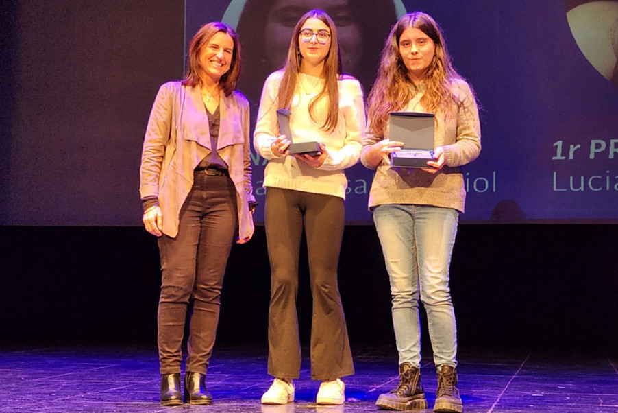 Sílvia Mas amb Lucia Ciscares i Laia Monsalve, guanyadora i accéssit del Premi de Narrativa Jove Josep Maria Aloy