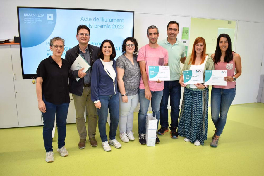Els guanyadors dels Premis La Ciència i els Infants i l'Enginyeria i els Infants amb representants d'ICL Iberia, el CETIM i UManresa