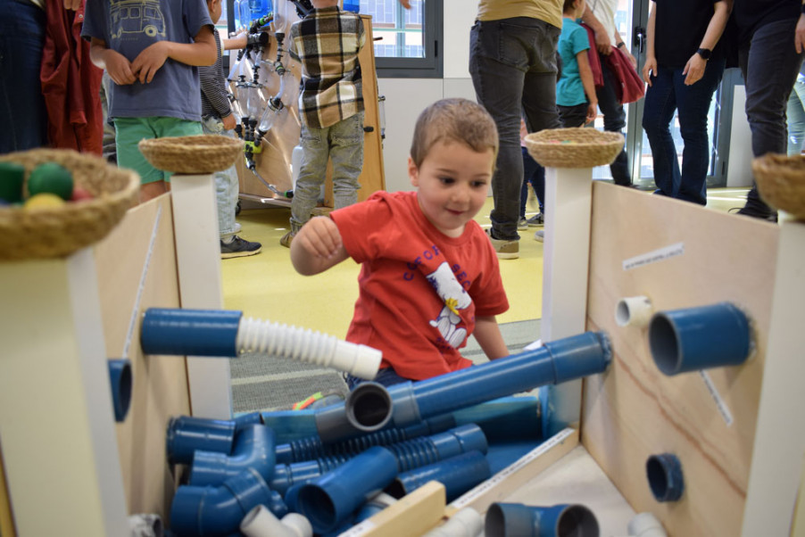 Un infant jugant amb una de les propostes presentades la Premi La Ciència i els Infants