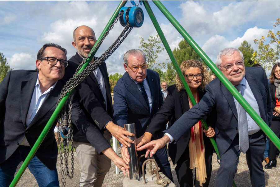 Representants de les entitats i institucions en l'acte simbòlic de la primera pedra de l'edifici del Coneixement