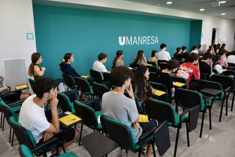 Estudiants fent la selectivitat a UManresa