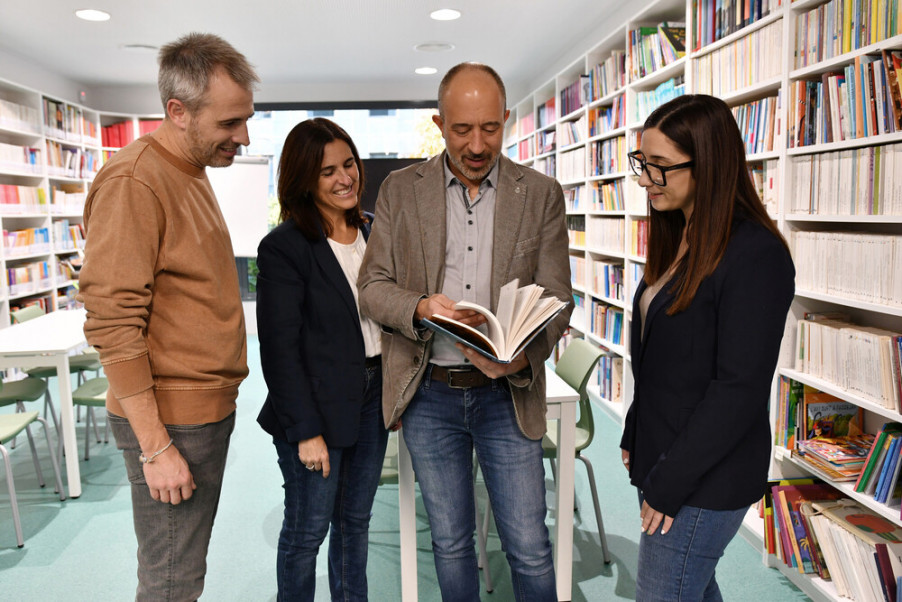 Josep Maria Fius Rubí, de la secció local de Plataforma per la Llengua, Sílvia Mas Sañé, directora general adjunta de la Fundació Universitària del Bages - UManresa, l'alcalde de Manresa, Marc Aloy Guàrdia, i la regidora de Cultura i Llengua, Tània Infante Martínez, en la presentació que es va fer a finals de desembre