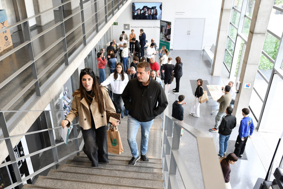 Futurs estudiants visitant l'edifici FUB2 durant la Jornada de Portes Obertes