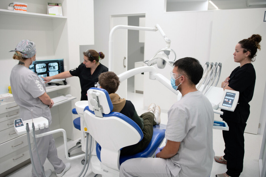 Pràctiques amb pacient real del grau en Odontologia a la Clínica Odontològica Universitària