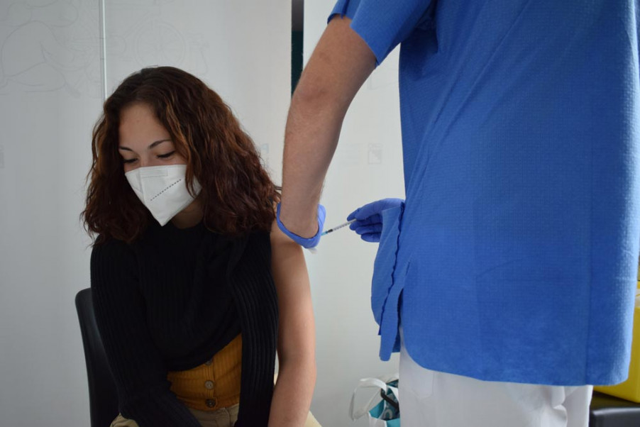 Una estudiant es vacuna de la COVID19 a les instal·lacions d'UManresa 