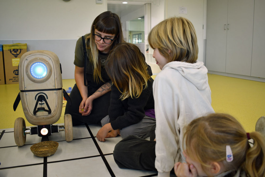 Infants jugant amb el robot Veta a les activitats del Lab 0_6 per a famílies
