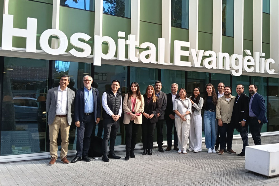 Visita de directius sanitaris xilens a l'Hospital Evangèlic de Barcelona